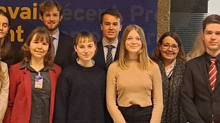 In Genf dabei: Vanessa Santos (v. l.), Aimee Springer, Jana Gerkewitz, Lena Schuhmacher (2. Reihe), Nicole Bannert, Julian Baumann (2. Reihe), Alina Stiebitz, Tobias Rehmann (2. Reihe), Niah Napoli, Kerstin Schwegler (Lehrerin) sowie Yannick Hochstuhl.