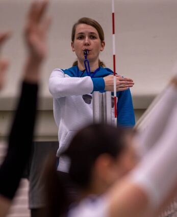 Die 39-jährige Ketscherin Susan Hoffmann leitet Volleyballpartien bis in die 3. Liga. Eine Herausforderung, an der sie selber wächst.