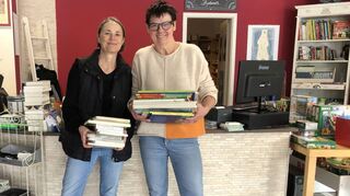 Barbara Hennl-Goll (links) und Jutta Dräger packen gemeinsam mit an.