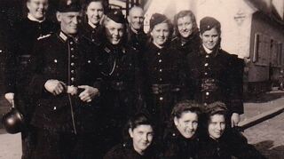 Die ersten Frauen bei der Hockenheimer Feuerwehr: Diese Aufnahme stammt aus dem Jahr 1944 oder 1945 und zeigt unter anderem Liesel Hellweg, geborene Götzmann, aus deren Fundus das Foto stammt.