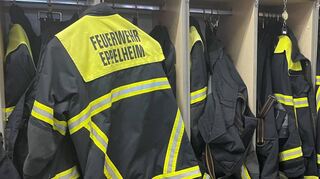 Ordentlich ist die Einsatzkleidung der Eppelheimer Feuerwehr an der Garderobe im hinteren Bereich der Feuerwache aufgereiht – bereit, um beim nächsten Alarm zum Einsatz zu kommen.