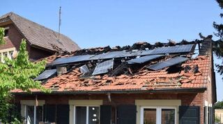 Ein Bild nach dem nächtlichen Brand: Das Dach des denkmalgeschützten Gebäudes ist von den Flammen zerstört.