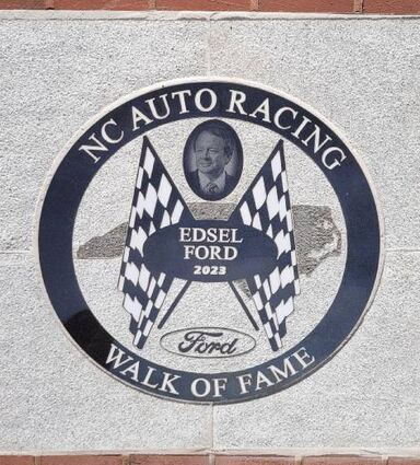 Beispiel: Die Würdigung für Edsel Ford, Urenkel von Henry Ford, in Mooresville wurde im Oktober 2023 enthüllt, einige Hockenheimer waren dabei.
