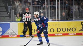 Leon Gawanke von den Adlern Mannheim beim Spiel gegen die Grizzlys Wolfsburg.