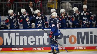 Adler-Spieler Tyler Gaudet trifft zum 6:4 gegen die Grizzlys Wolfsburg.
