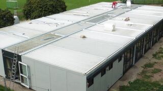 In zwei Tagen waren im September die Module für die Schillerschule montiert, denen man kaum ansieht, dass es sich um Container handelt. Nun soll die Anlage aufgestockt werden, um der Raumnot Herr zu werden.