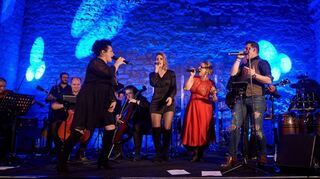 Die ganze Stimmkraft des Ensembles im Einsatz: Bei „Bring me to Life“ von Evanescence geben Jazzy Simon (vorne, v. l.), Lorena Huber, Rebecca Schell und Daniel Würfel am Mikrofon beim Auftritt im Hambacher Schloss im November 2023 alles.