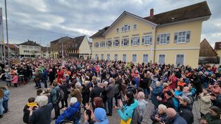 "Schwetzingen zeigt Farbe" – viele sind zur Demo gegen Rechts und für die Demokratie auf den Kleinen Planken gekommen.