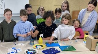 Andrea Tewes von der Jugendkunstschule steht den jungen Kreativen bei der Technik mit Rat und Tat zur Seite – ins Motiv selber mischt sie sich nicht ein, sondern lässt den Jungen und Mädchen hierbei stets viel Freiraum.