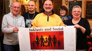 Die Kandidatinnen und Kandidaten der Wählervereinigung „Inklusiv und Sozial für Schwetzingen“ für die Kommunalwahl am 9. Juni: Ernst Fesl (v. l.), Dennis Zieger, Werner Zieger, Monika Richter und Marion Zieger. Es fehlen auf dem Bild: Lisa Kippenhan, Detlef Meya und Gisela Kühn-Bramm.