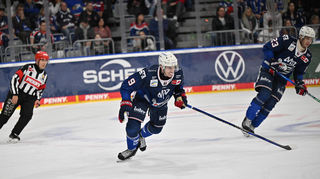 Adler Leon Gawanke sprintet gegen die Grizzlys Wolfsburg über das Eis.