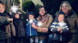 Silvester feierte die Familie Frank gemeinsam mit einem Cousin und dessen Familie. Die Wunderkerzen faszinieren die Jungs.