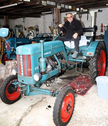Fritz Rösch auf seinem kleinen Hanomag-Schlepper, der wegen seines gewöhnungsbedürftigen Klanges auch „Ackermoped“ ge-nannt wird.