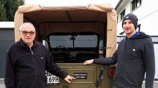 Fabian Klett (r.) und Fritz Rösch wollen den restaurierten Oldtimer ausdrücklich nicht als Militärfahrzeug verstanden wissen. „Make Peace Not War“ steht auf einem eigens angebrachten Schild an der Heckklappe.