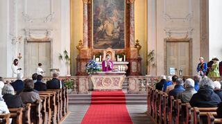 Gedenken in der Schlosskirche zum Carl-Theodor-Jahr: In der Mitte Vikar Rolf Blase, rechts zwei Akteure in Barockkostümen.