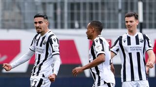 3:3-Ausgleich nach 15 Minuten: Torschütze Livan Burcu (v. l.), Yassin Ben Balla und Jonas Weik freuen sich nach dem schnellen 0:3-Rückstand über den Treffer.
