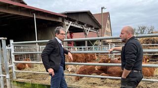 Mit Bio-Landwirt Michael Hoffmann (r.) vom Wersauer Hof in Reilingen pflegt der Landtagsabgeordnete der Grünen Dr. Andre Baumann einen guten Austausch.