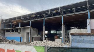 Der Abriss der Rhein-Neckar-Halle geht voran: Nun ist die Fassade auf der Seite des Schulzentrums fast entfernt.
