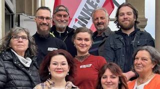Gudrun Völker (v. l.), Jochen Lochner, Helena Tanke, Albert Völker, Michelle Schäfer, Andreas Erker, Mara Zeltmann, Andreas Deiß, Doris Lochner beim Treffen der Partei Die Linke.