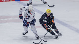 Duell zwischen Markus Hännikäinen (Adler Mannheim) und Dominik Bokk (Löwen Frankfurt).