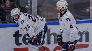 Keaton Thompson (l.) und Korbinian Holzer kassierten mit den Adlern einen Rückschlag im Play-off-Rennen.