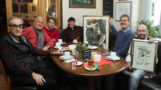 Andreas Falz (v. l.), Klaus Schäfer, Volker Hinz, Aart Gisolf, Erich Schuh und Martin Keßler treffen sich in Erinnerung an Heinz Friedrich regelmäßig im Schlossgartenrestaurant „Blaues Loch“ zum Künstlerstammtisch. Sie waren auch maßgeblich an der Ausstellung zu seinem 100. Geburtstag beteiligt. Sein Platz zwischen Gisolf und Schuh bleibt immer frei.