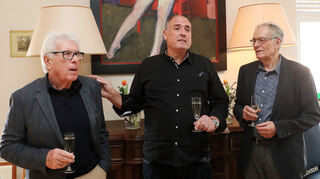 Michael Münch (M.) begrüßt die Gäste seiner Ausstellung, die er zu Ehren von Heinz Friedrich am Sonntag, 18. Februar, im "Blauen Loch" eröffnete.  Hier mit im Bild: Friedrich Münch (l.) und Klaus Filsinger.