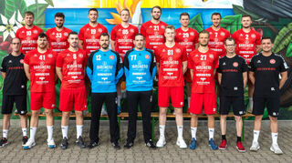 Mit diesem Team startet Absteiger HG Oftersheim/Schwetzingen in die Oberliga-Runde: Jan Triebskorn (hinten v. l.), Patrick Buschsieper, Jan Remmlinger, Tim Kusch, Florian Burmeister, Leon Haase, Christioan Wahl, Max Barthelmeß sowie  Athletiktrainerin Anne Braun (vorne v. l., Michael Stürmer, Jannik Geißler, Marc Kern, Benedikt Müller, Frederik Fauerbach, Leonard Zaum, Edward Hammarberg, Physio Christian Gervers und Trainer  Christoph Lahme. Bild: HG/Rüffer