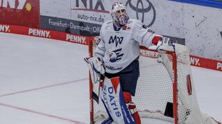 Felix Brückmann wirkt konsterniert. Der Torhüter musste mit den Adlern Mannheim im Derby bei den Löwen Frankfurt einen Rückschlag einstecken.