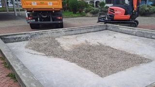 Der Brunnen vor der Theodor-Heuss-Schule soll bepflanzt werden. Derzeit ist beim Bauhof die Vorbereitung in Arbeit.