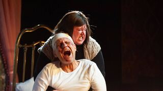 Die ehemalige Krankenschwester Annie Wilkes (Irinia Maier) geht nicht unbedingt sanft mit ihrem Patienten um...