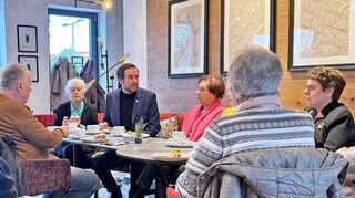 Landtagsabgeordneter Andreas Sturm (3. v. l.) spricht beim politischen Aschermittwoch mit der Frauen Union. Dabei sind auch die Proteste der Landwirte Thema.