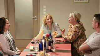 Ingeborg Bamberg stellt sich beim Gewerbeverein den Fragen der Mitglieder und er-läutert ihr Programm.