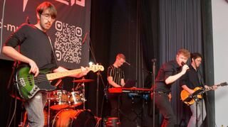 Geballte Energie auf der Bühne: Benedict Fischer am Bass (v. l.), Nicolas Ernst (verdeckt) am Schlagzeug, Joel Hoffmann am Keyboard, Frontmann Tobias Ernst, Matthew Fischer an der Gitarre und rocken das Pumpwerk.