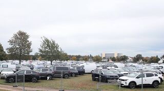 Nicht von der aktuellen Genehmigung abgedeckt: Die Lagernutzung des Parkplatzes P 2 am Nordring wie hier im Oktober 2023 weicht von der zulässigen Parknutzung ab, daher hat die städtische Baurechtsbehörde eine formelle Bauvoranfrage der Hockenheim-Ring GmbH negativ beschieden. Darauf veranlasste diese die Räumung.