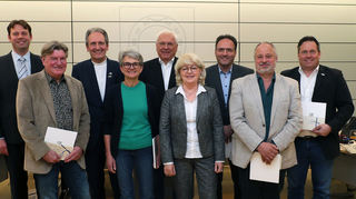 Bürgermeister Dr. Ralf Göck (3. v. l.) übergibt am Montagabend die Ehrennadeln des Gemeindetags für 20, 25 und 30 Jahre kommunalpolitische Tätigkeitenan (v. l.) Michael Till, Wolfram Gothe, Ulrike Grüning, Hans Hufnagel, Heidi Sennwitz, Bernd Kieser, Uwe Schmitt und Jens Gredel.