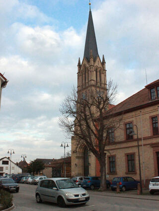 Zum Größenvergleich: Der Turm der Brühler Schutzengelkirche ist 51 Meter hoch. Würde der Sendemast mit seinen 41 Metern danebengestellt würde er den gemauerten Teil des Turms noch ein Stück überragen.
