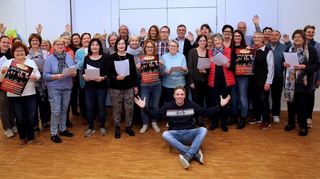 Chorleiter Sebastian Schlöffel vor seinem Chor, der mit Feuereifer für das Konzert probt. Mit der Aufführung Anfang März in der evangelischen Kirche will das Ensemble die Feier zu seinem zehnjährigen Bestehen nachholen, die zum ursprünglichen Zeitpunkt der Pandemie zum Opfer fiel.