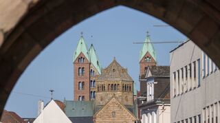 Der Dom zu Speyer ist durch den Torbogen des Altpörtel, ein Bauwerk der mittelalterliches Stadtbefestigung, zu sehen.