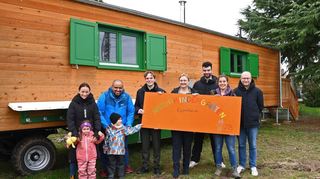 Bei der Eröffnung des Naturkindergartens auf dem Gelände der ehemaligen Baumschule Kulbach an der Schwetzinger Straße waren von rechts Postillion-Geschäftsführer Stefan Lenz, Leiterin Marij Euler, Erzieher Max Albring, Bürgermeisterin Patricia Rebmann, David Stoiber von der Stadtverwaltung und die Kinder Ahmed und Thalía mit ihren Eltern vor Ort.