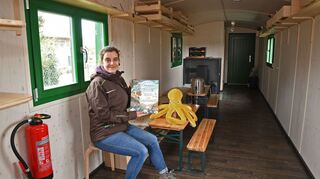 Naturkindergarten-Leiterin Marij Euler gewährt einen Blick in den Bauwagen, der mit Tischen, Bänken, Regalen, Ofen und Toilette ausgestattet ist.