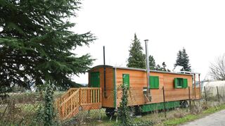 Auf dem ehemaligen Gelände der Baumschule Kulbach ist nun ein Naturkindergarten mit Bauwagen eingezogen.