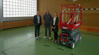 Bürgermeister Timo Wangler (v. l.), Elektrotechnikermeister Michael Franke und Klimaschutzmanagerin Julia Berberig in der kleinen Neurotthalle, wo der Austausch der Beleuchtung läuft. Die Schwimmhalle kommt erst am Ende der Wintersaison dran.