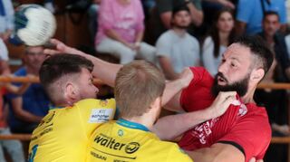 Axel Schöffel (r.) – hier gegen Pforzheim/Eutingen II – wird mit den HW Plankstadt in der kommenden Saison nicht mehr Badenliga spielen. Der Verband bezeichnet die Klasse dann als Oberliga. Aus der aktuellen Oberliga wird die Regionalliga.