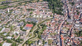 Mit viel Grün durchsetzt ist der Ortsetter der Stadt Hockenheim. Gute Voraussetzungen, um den Klimaschutz voranzutreiben. Und wie die Luftaufnahme zeigt, bieten die Dächer der Stadt noch jede Menge Raum für weitere Photovoltaikanlagen. Erwähnt sei nur das Schulzentrum in der Mitte des Bildes.