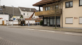 An der Haltestelle Rebstöckl scheiden sich die Geister: Soll die Haltebucht für den Bus beibehalten werden, was für die Nutzer der Tullastraße, die in die Hauptstraße einbiegen wollen, mit Sichtbehinderungen verbunden ist, oder soll der Gehweg zur Straße hin vorgezogen und ein Bus-Kap errichtet werden, was den Verkehrsfluss hemmt?