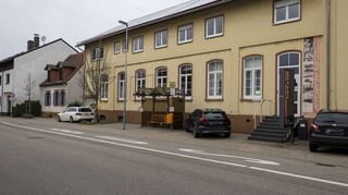 Die Bushaltestelle in der Altlußheimer Hauptstraße.