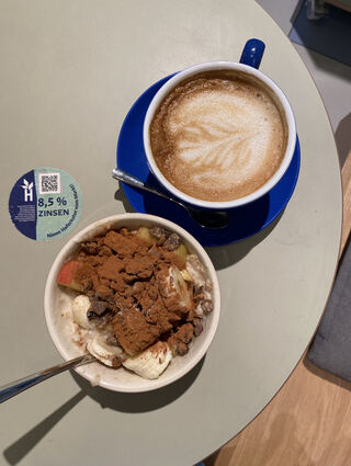 Porridge mit Cappuccino: Eine klassische Kombination, die man bei Haferkater bekommt.