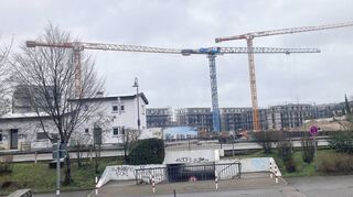 Die sicherste Verbindung über den Schrankenbuckel bildete bislang der Durchgang zwischen dem ehemaligen FV-Areal sowie dem Schul- beziehungsweise Sportzentrum – allerdings war der nicht wirklich barrierefrei. Eine Rampe und eine Fußgängerampel sollen diese Aufgabe künftig erfüllen.