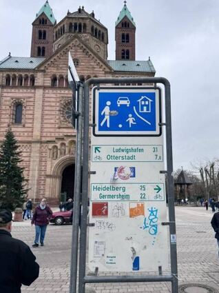 Überhaupt sind die Schilder in einem unwürdigen Zustand.